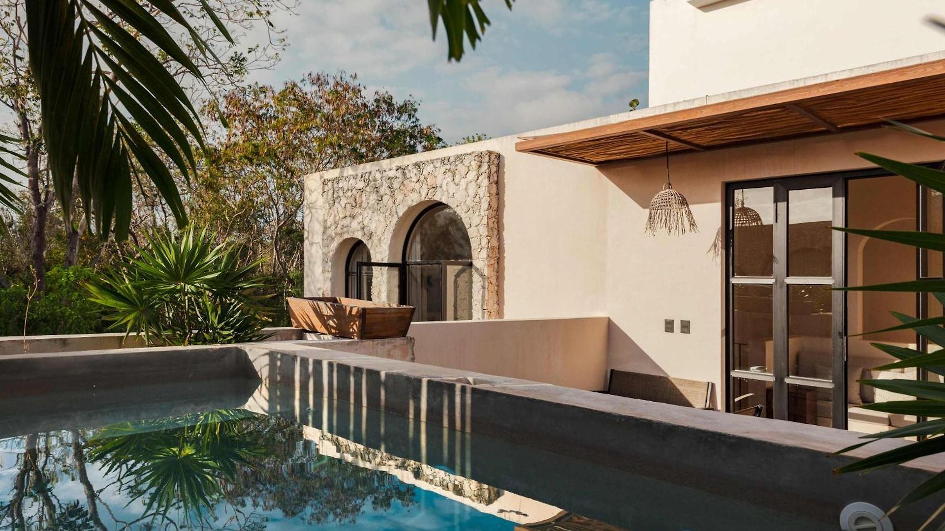 Luxury 4 Bedroom With Private Rooftop Pool *