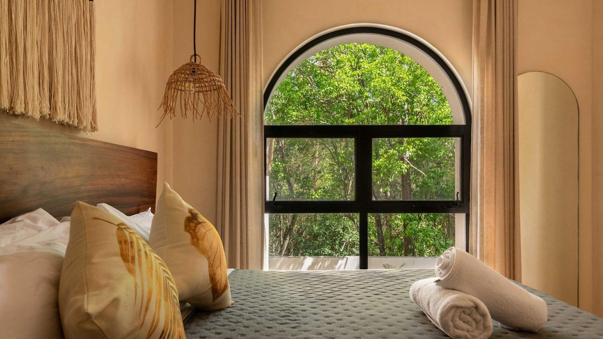 Luxury 4 Bedroom With Private Rooftop Pool