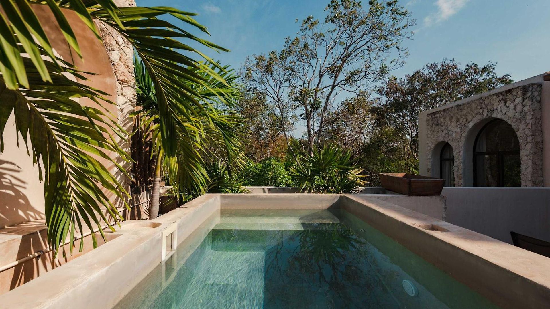 Luxury 4 Bedroom With Private Rooftop Pool *