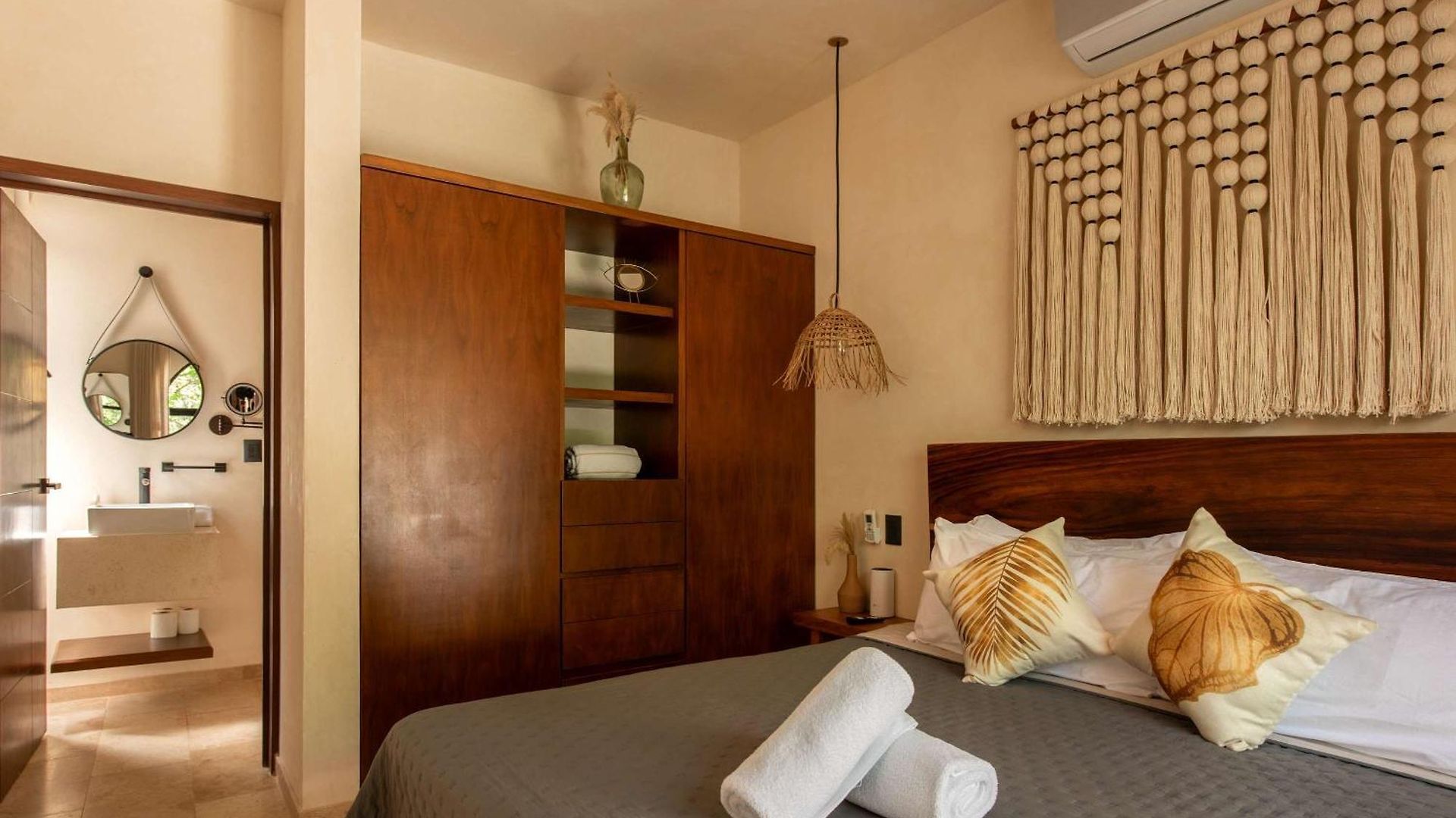 Luxury 4 Bedroom With Private Rooftop Pool