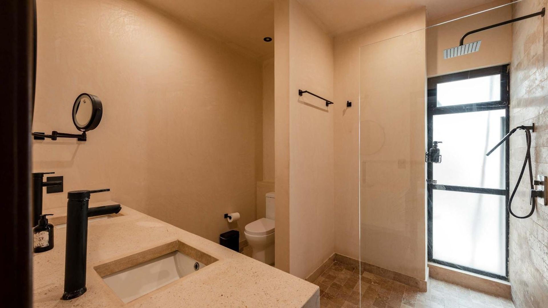Holiday home Luxury 4 Bedroom With Private Rooftop Pool *