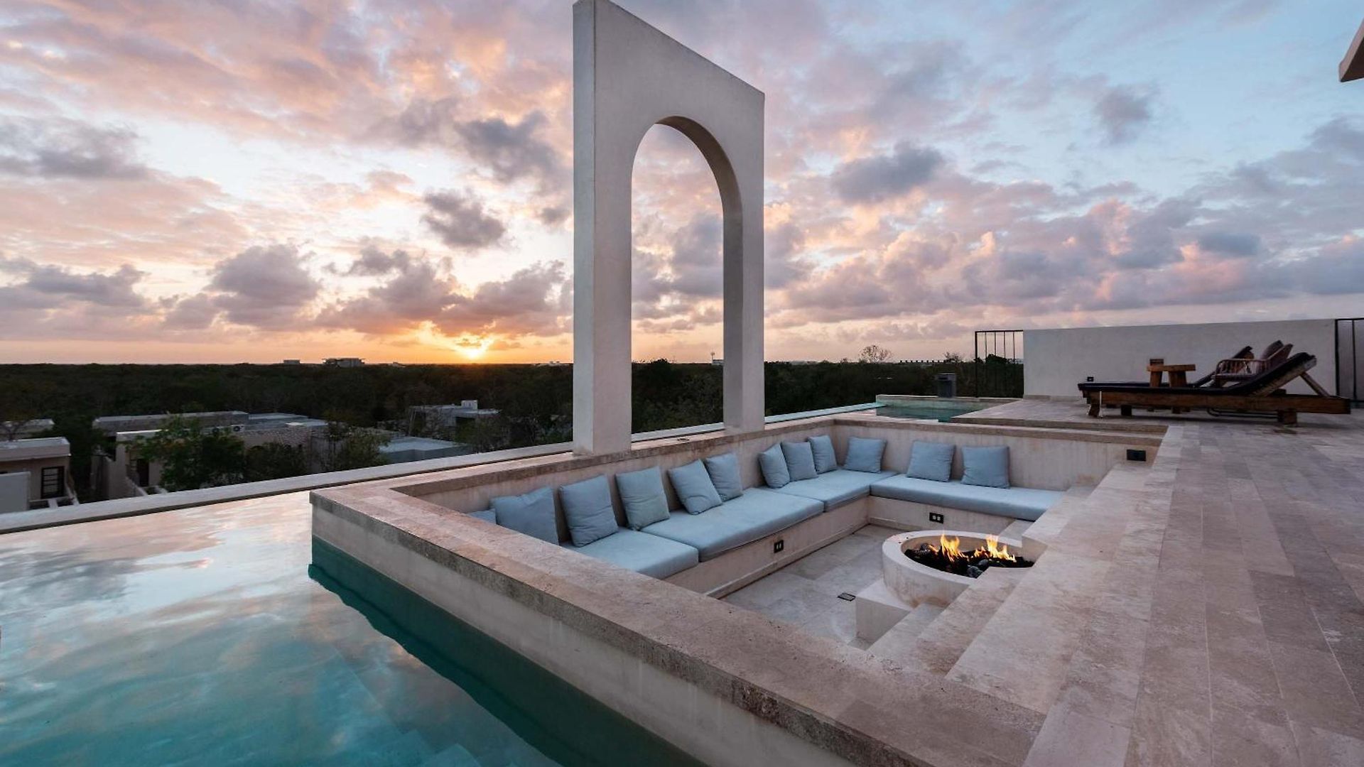 Holiday home Luxury 4 Bedroom With Private Rooftop Pool *
