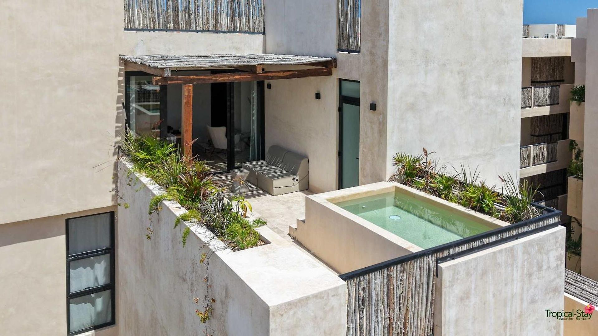 Grand Private Pool Rooftop Oasis Near The Holiday home *