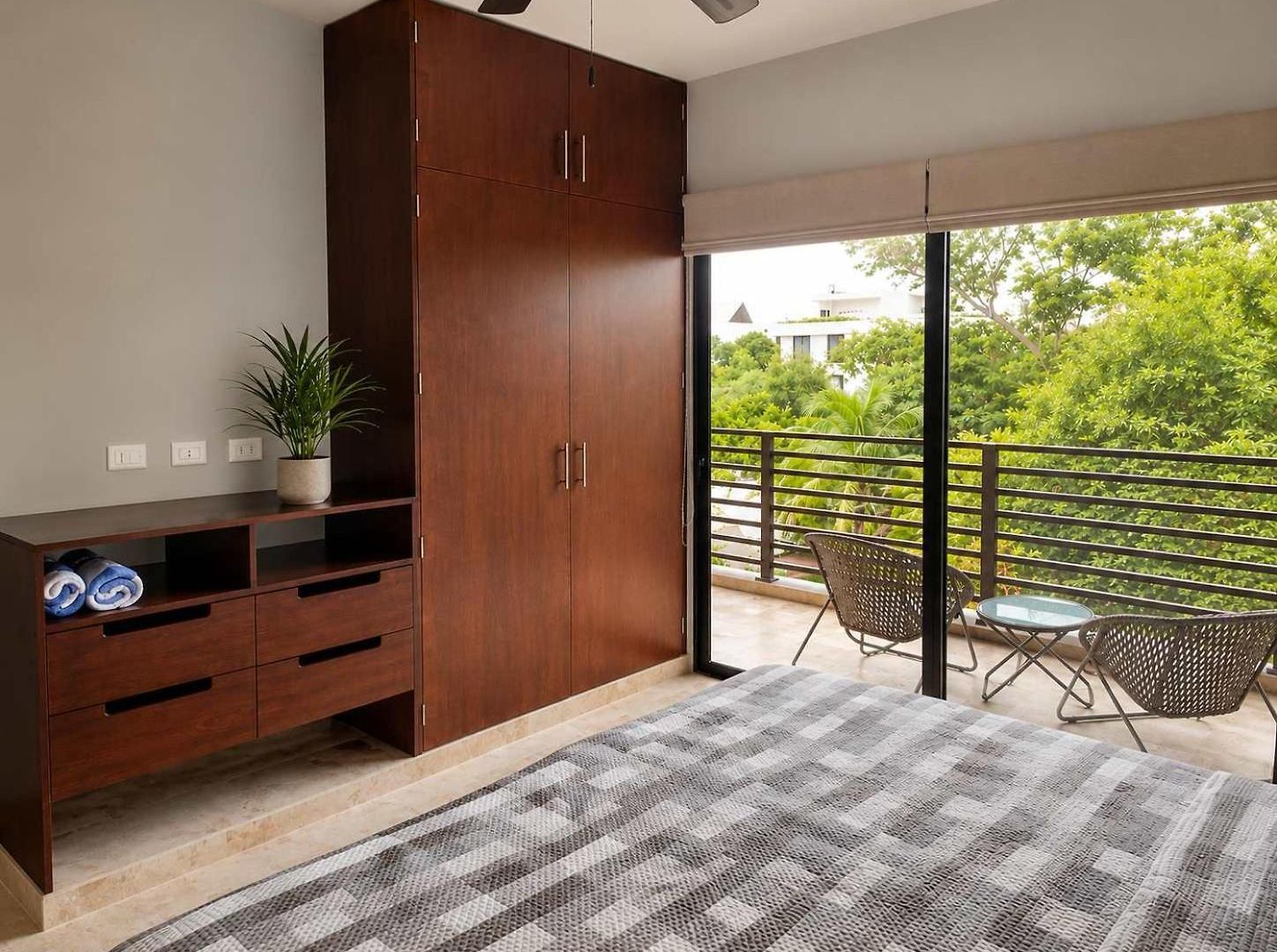 Penthouse 3br Only 1 Mile From Apartment *