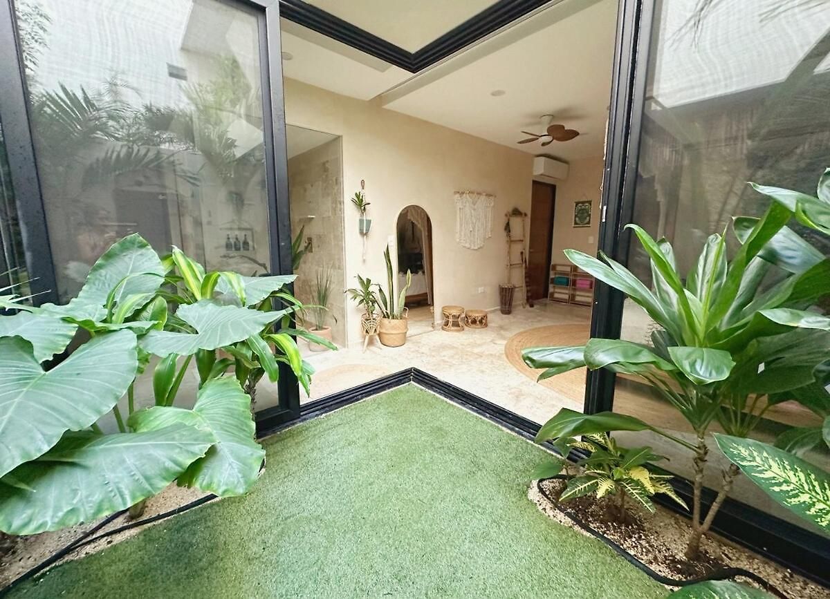New Jungle Retreat 1br2ba Garden Private Pool Apartment