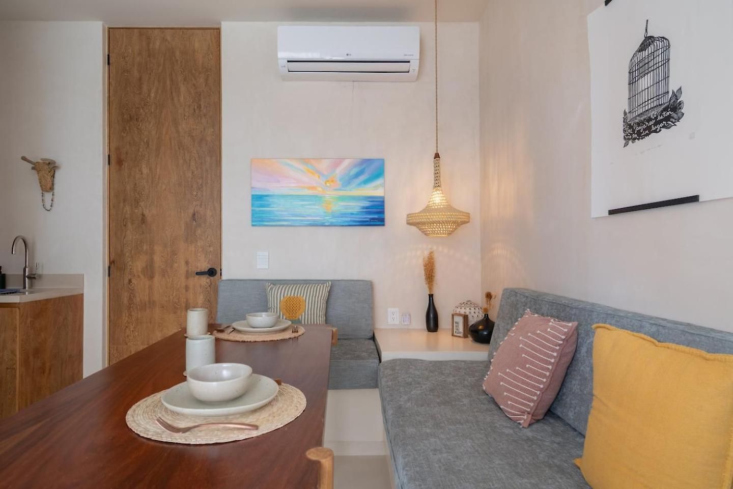Apartment Chic Wrestaurant, Yoga, Coworking Areas