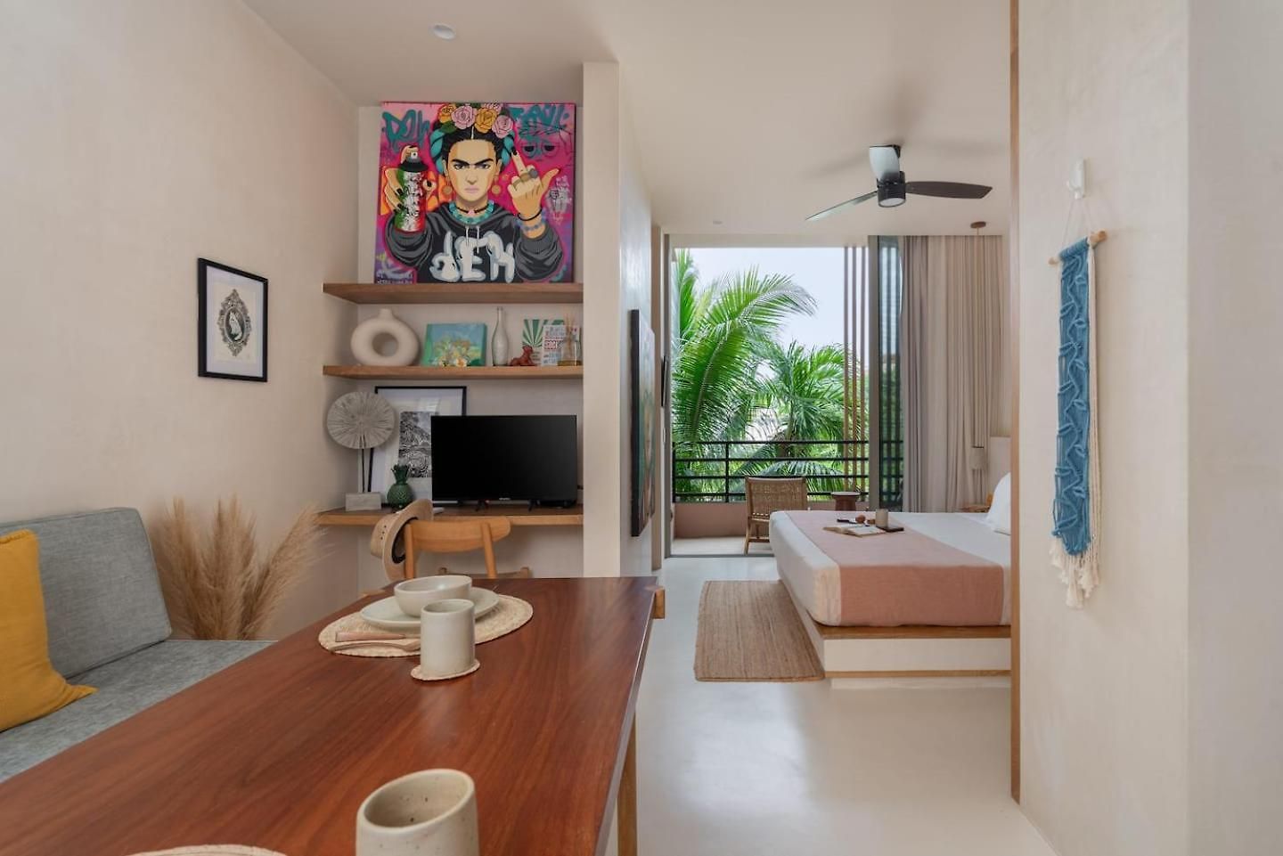 Apartment Chic Wrestaurant, Yoga, Coworking Areas