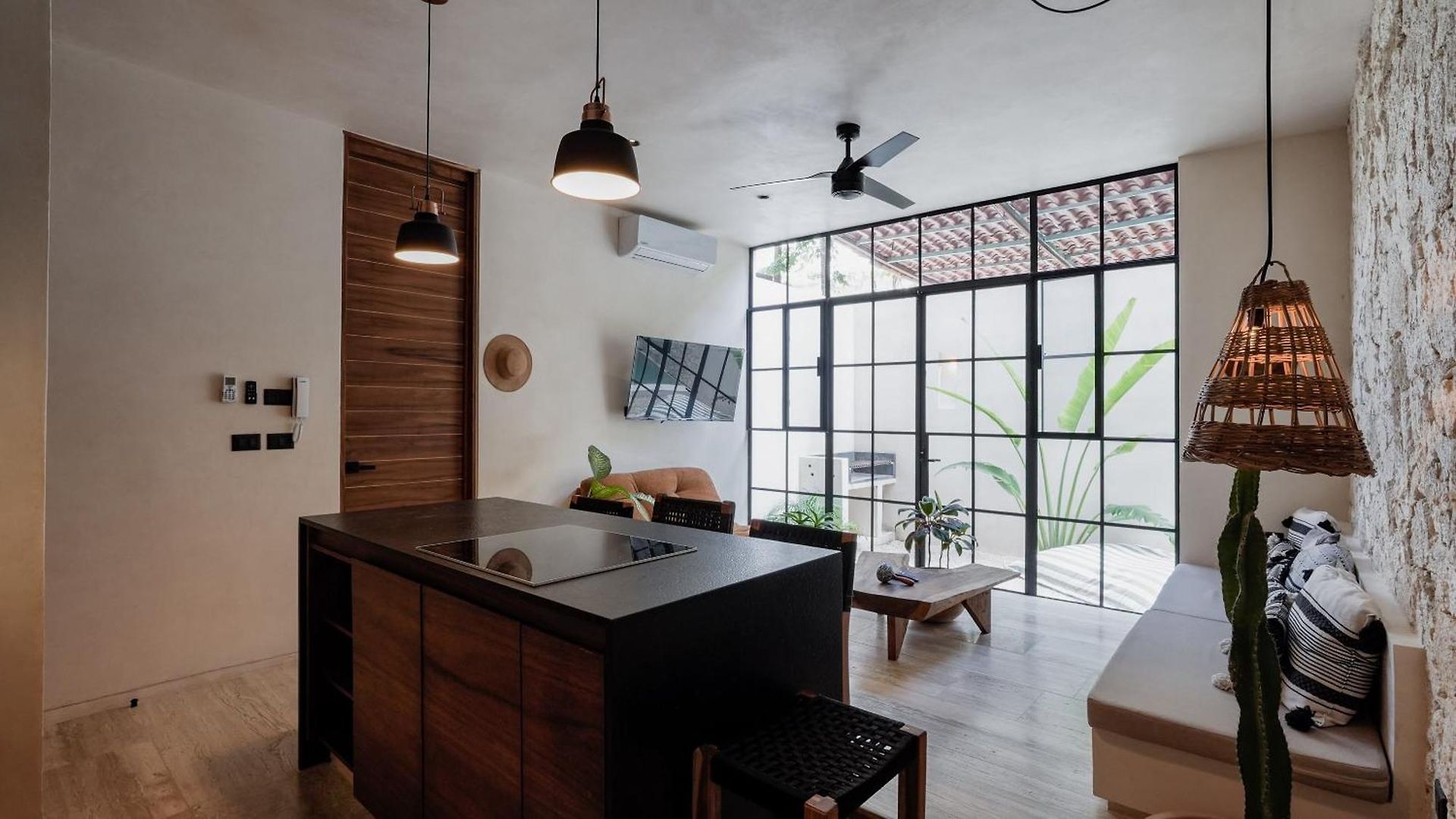Bohemian 2br Boutique With Private Pool Apartment *