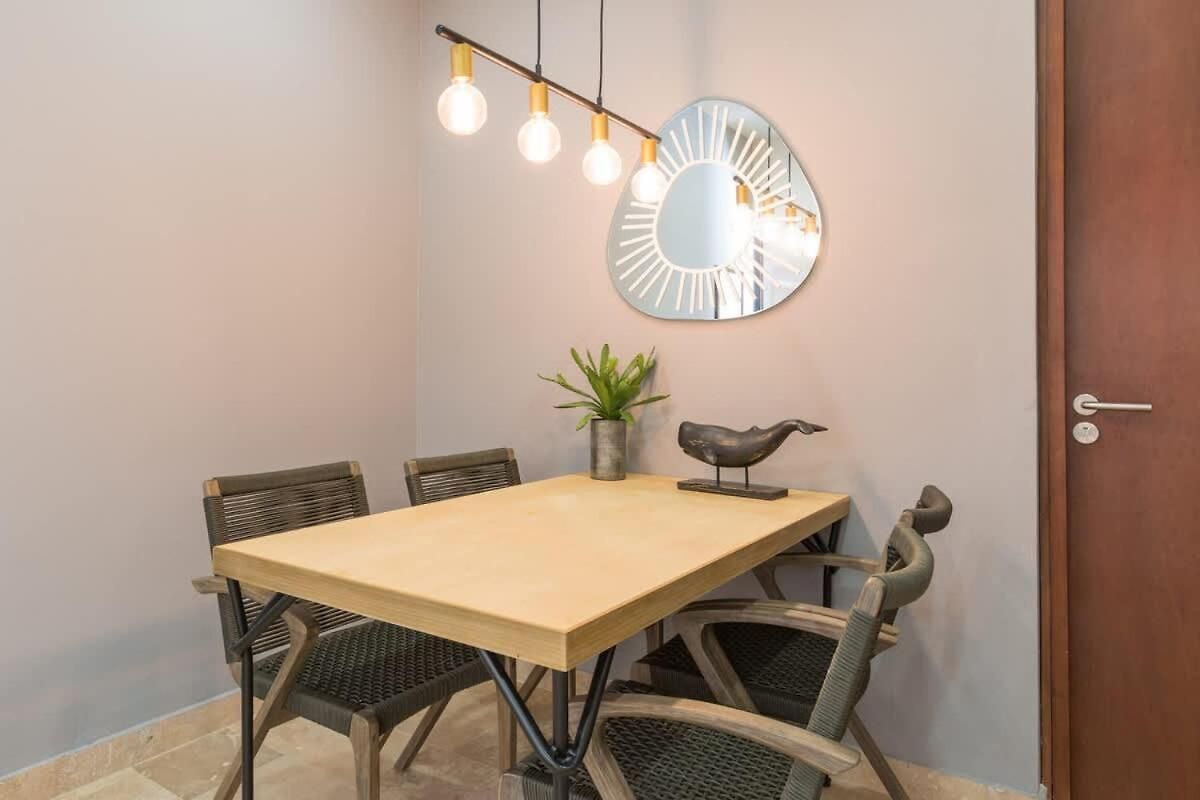 Penthouse 3br Only 1 Mile From Apartment