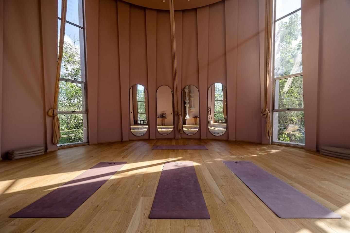 Apartment Chic Wrestaurant, Yoga, Coworking Areas