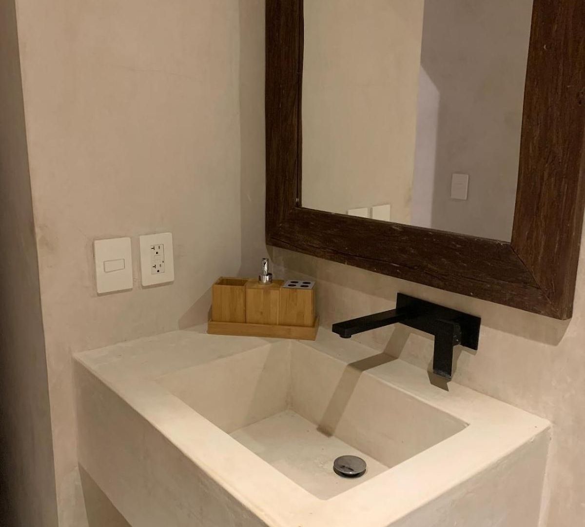 1 Bed Private Balcony Great Location