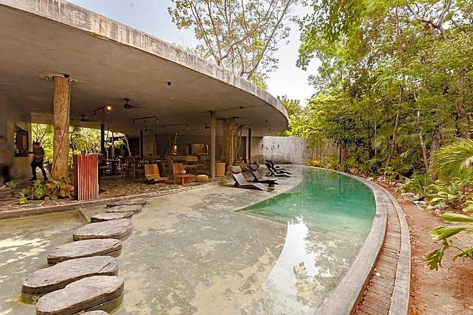 Encanto Luxe Jungle 10min Beachhot Tubking