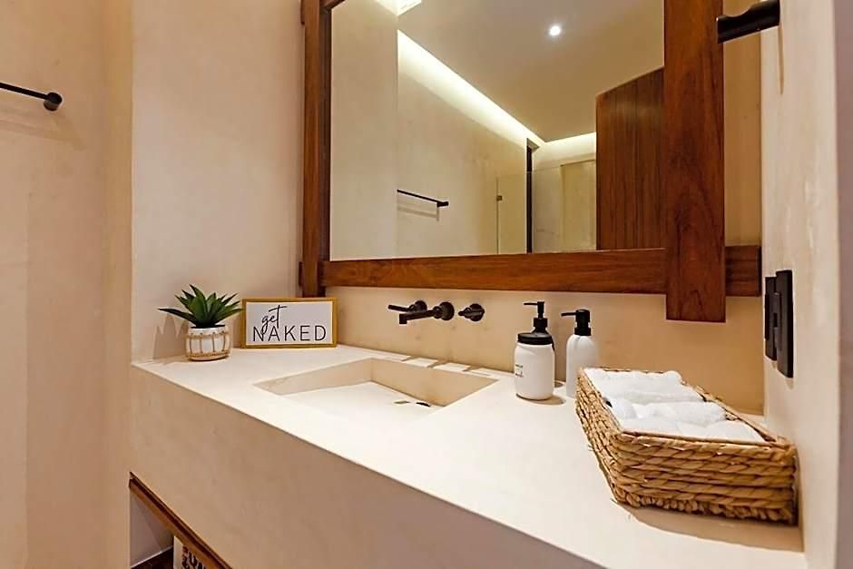 Encanto Luxe Jungle 10min Beachhot Tubking