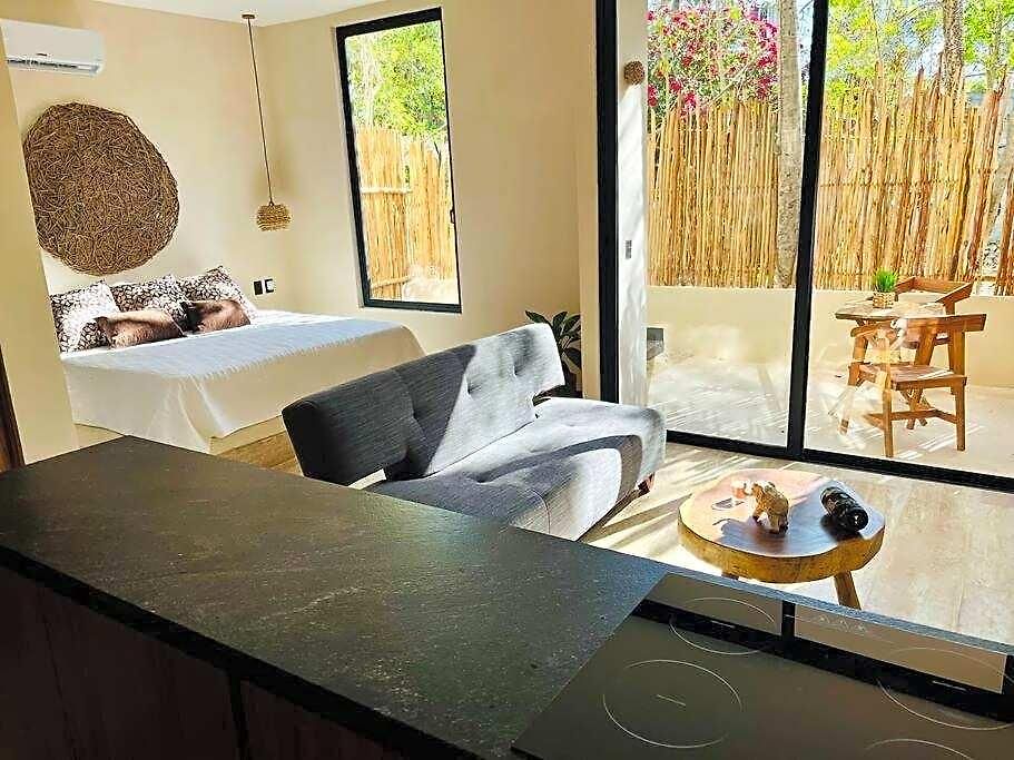 W/plunge Pool & Kitchen