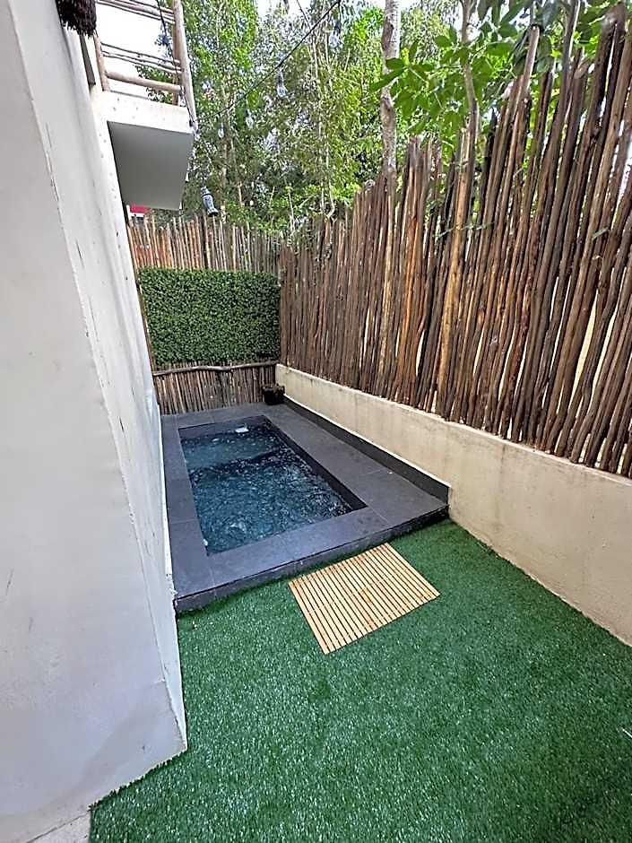 W/plunge Pool & Kitchen *