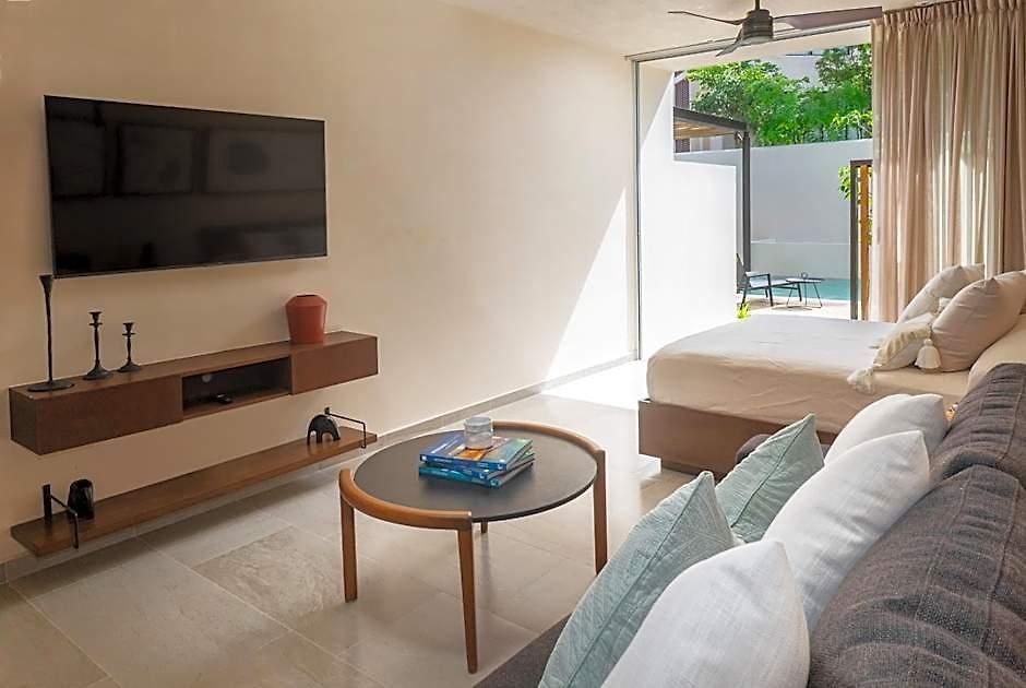 Hotel Chic With Swim-up Pool Access *