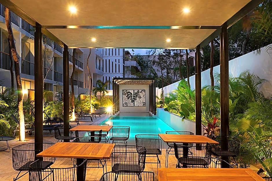 Chic With Swim-up Pool Access