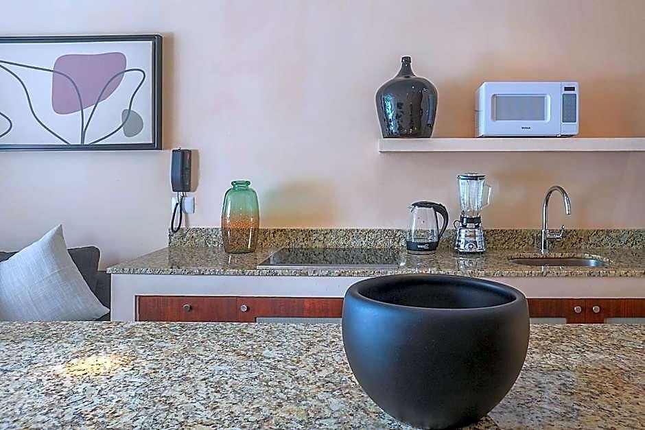 Chic With Swim-up Pool Access *