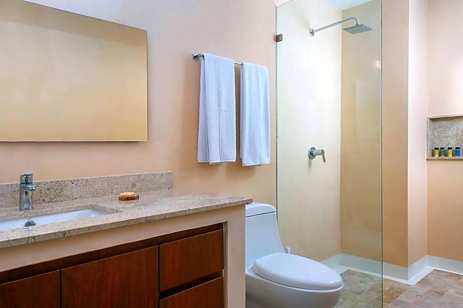 Hotel Chic With Swim-up Pool Access *
