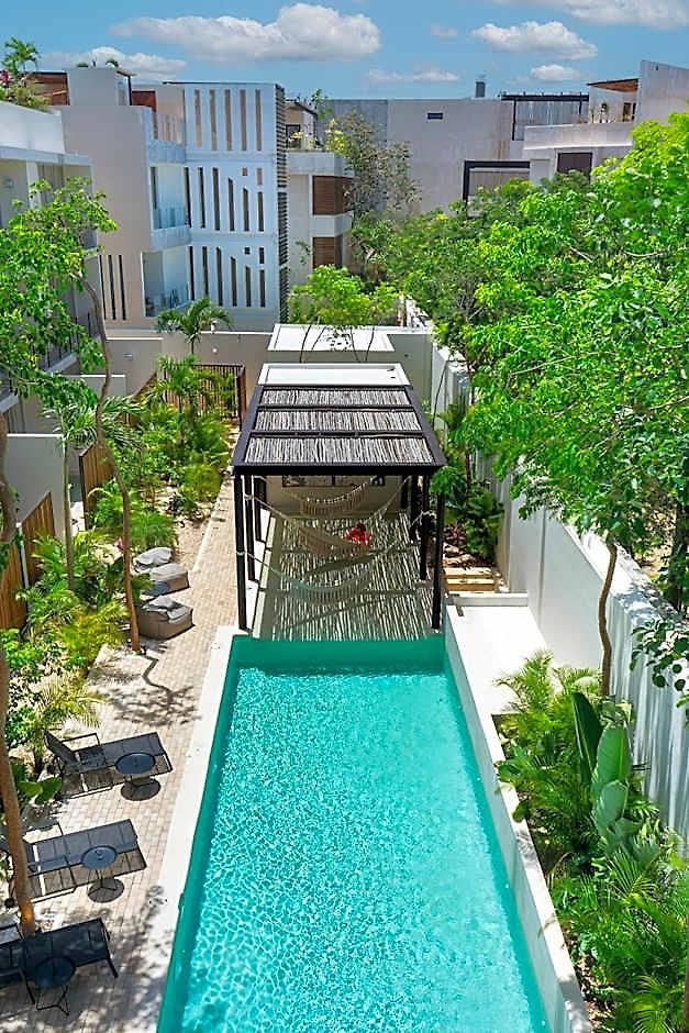 Hotel Chic With Swim-up Pool Access