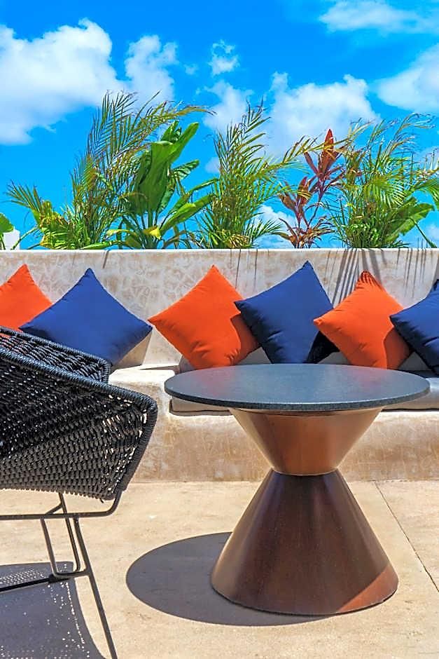 Chic With Swim-up Pool Access Hotel