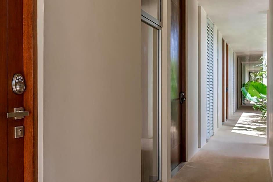 Hotel Chic With Swim-up Pool Access *