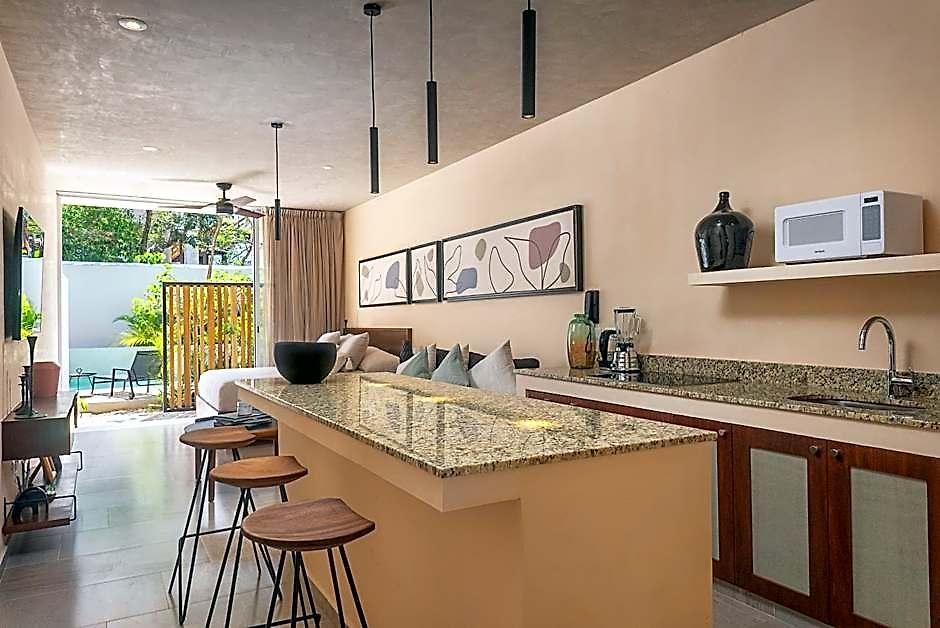 Chic With Swim-up Pool Access