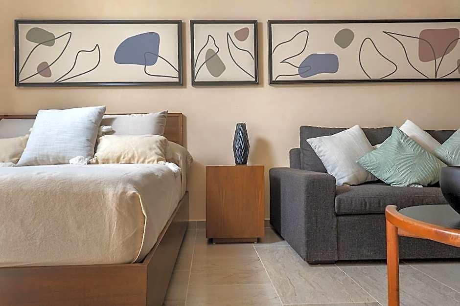 Chic With Swim-up Pool Access