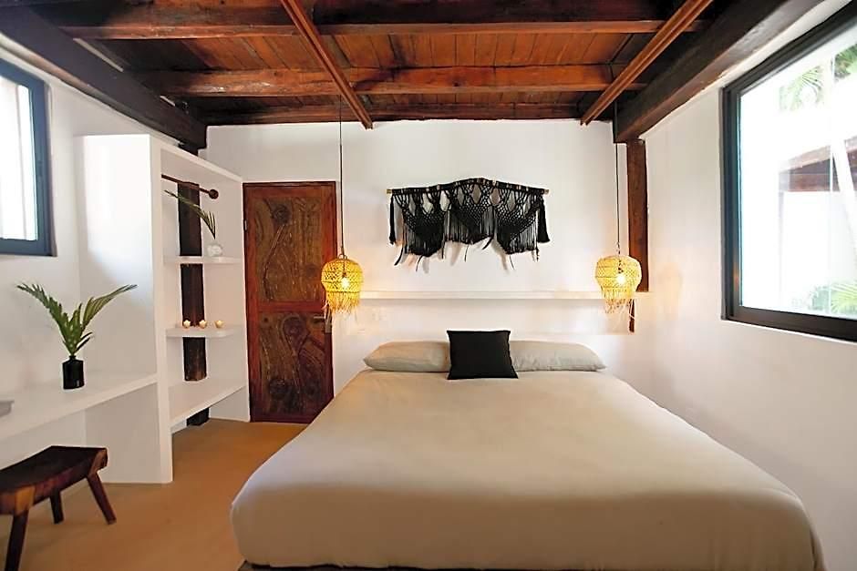 Mohave Jungle Hotel 2*