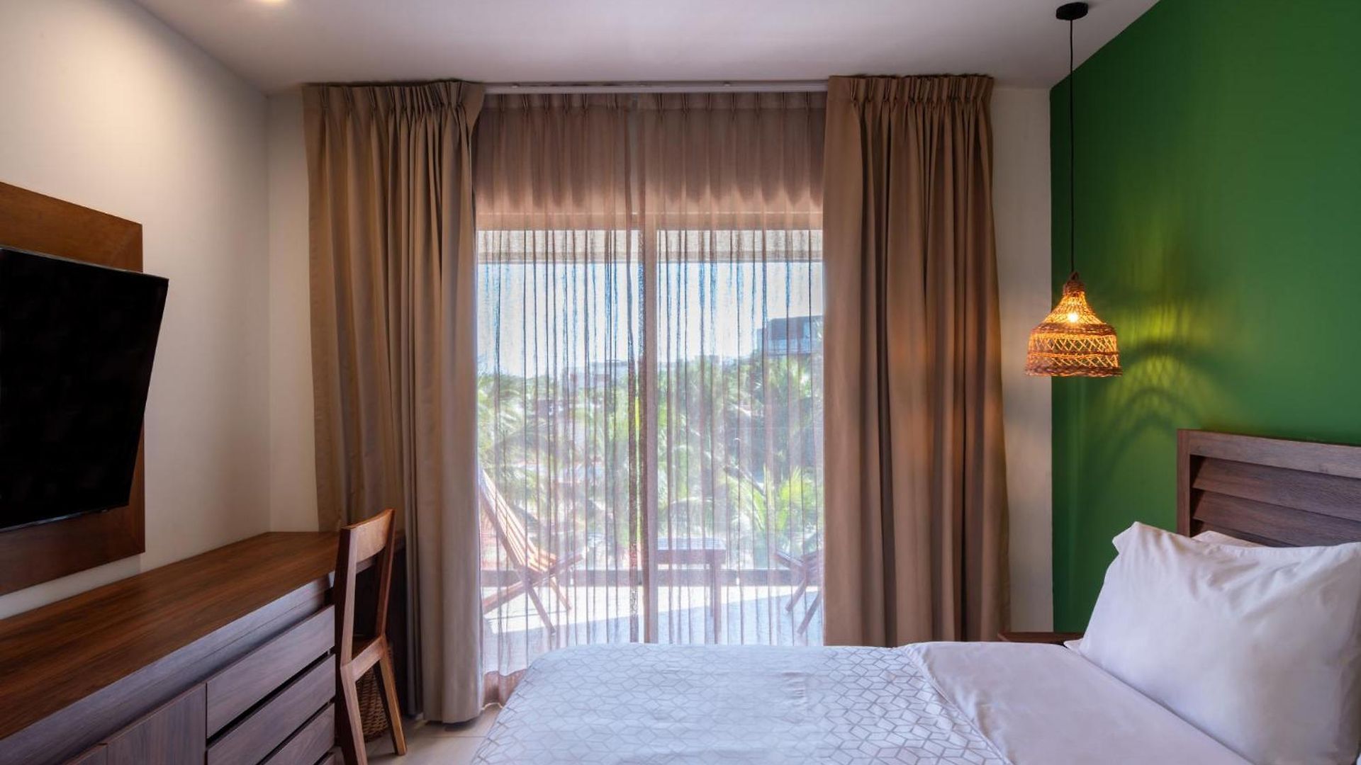 By Ihg 4*