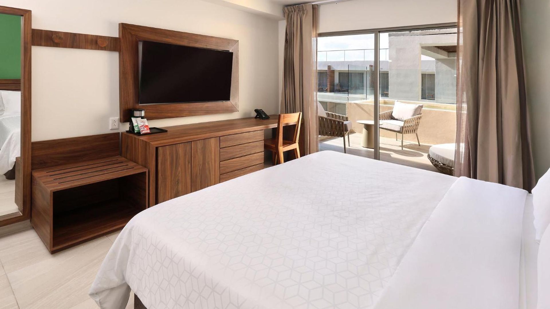 By Ihg Hotel 4*