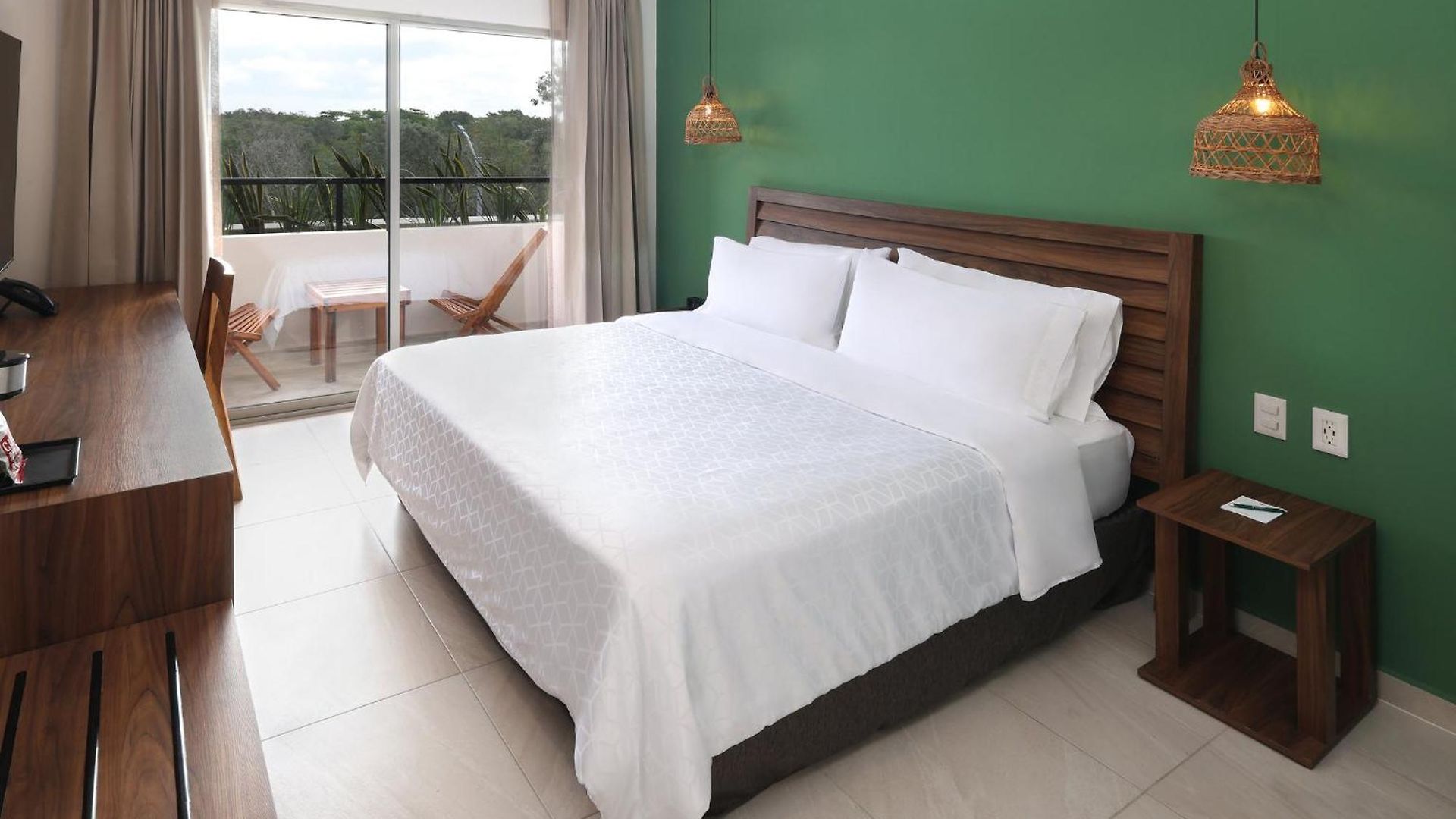 By Ihg 4*