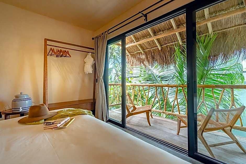 Casa Ganesh Beachfront Hotel 4*