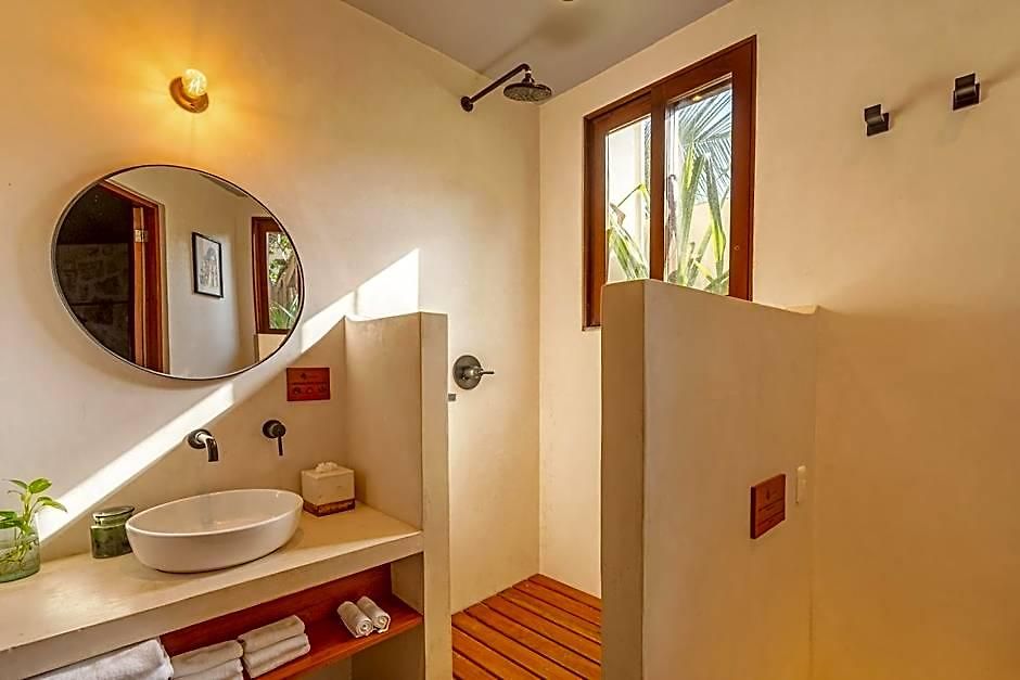 Casa Ganesh Beachfront Hotel 4*