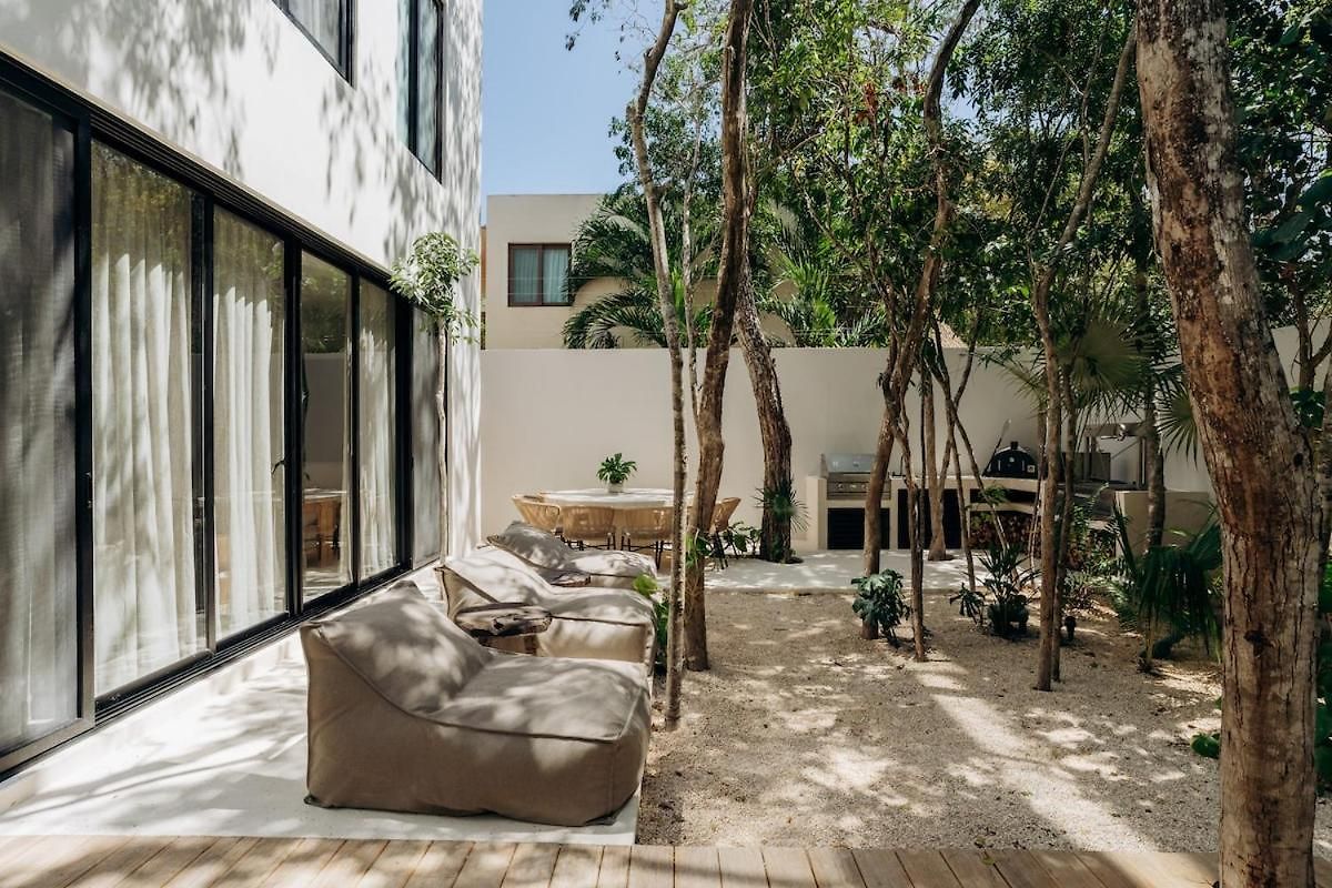 Aion Amazing 5 Bdr 3 Pools And Roof