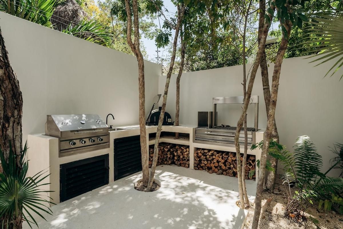 Aion Amazing 5 Bdr 3 Pools And Roof
