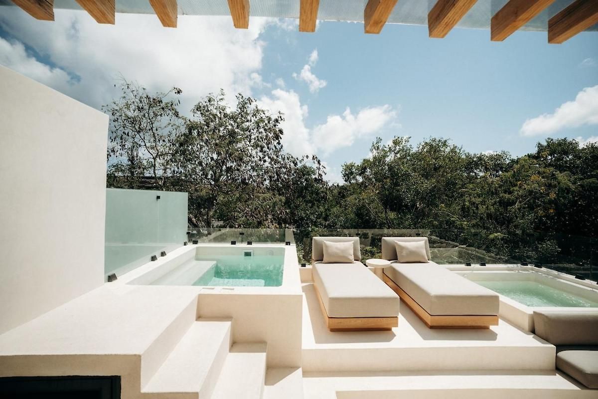 Aion Amazing 5 Bdr 3 Pools And Roof