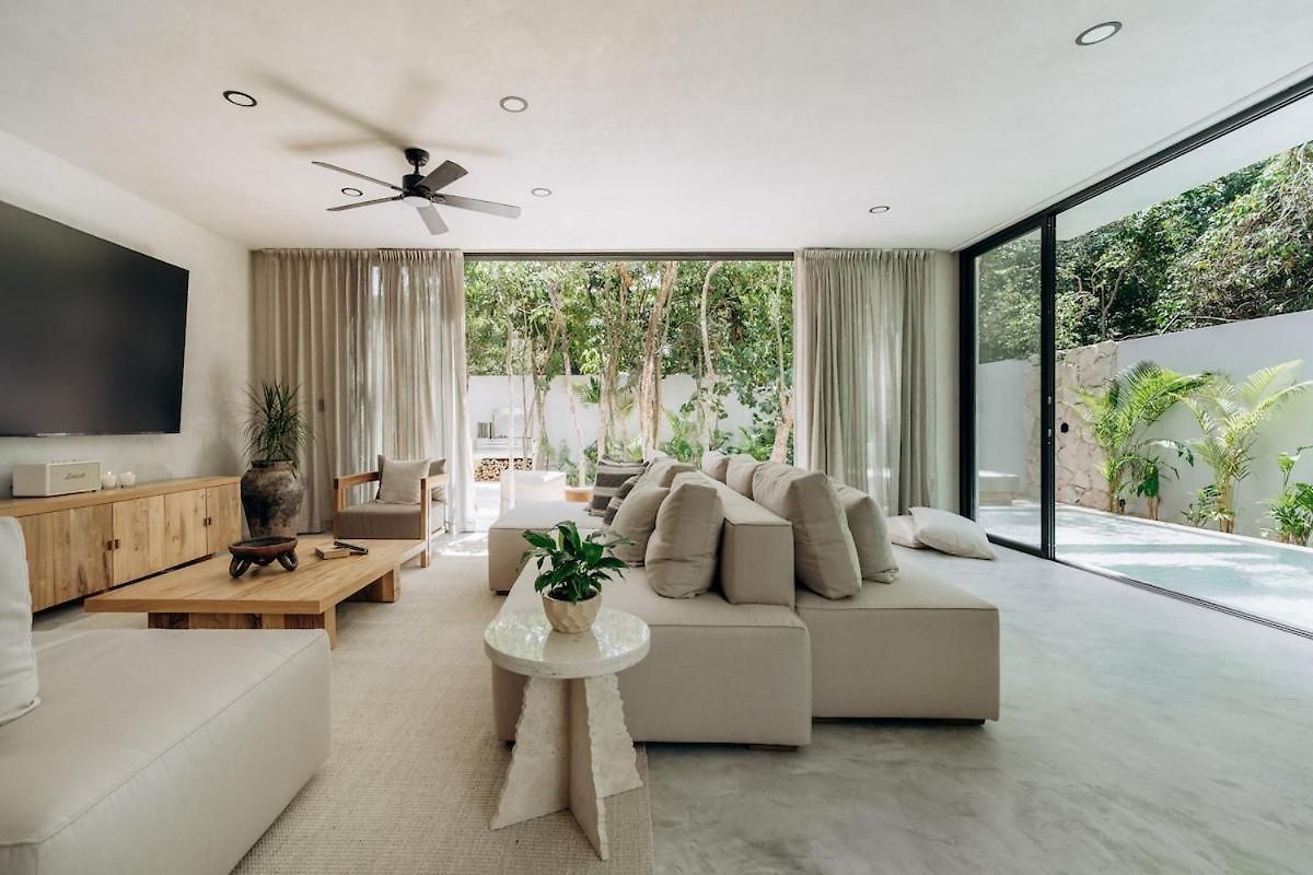 Aion Amazing 5 Bdr 3 Pools And Roof *