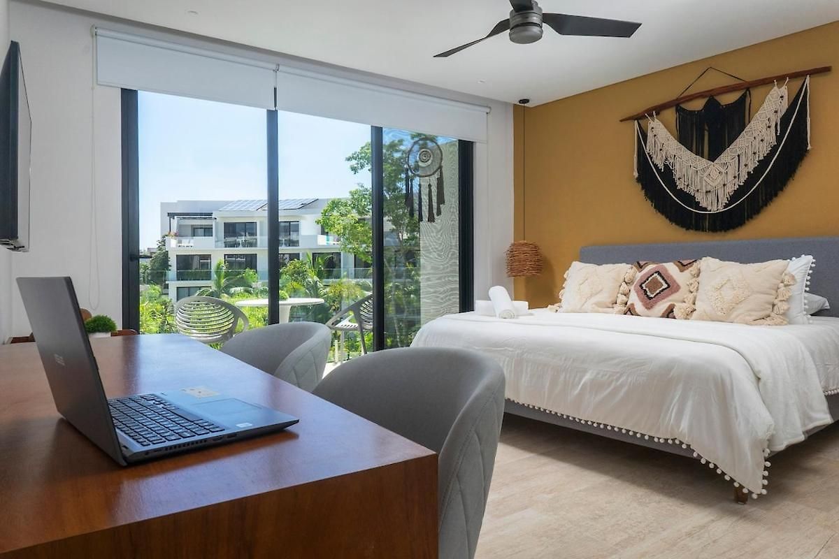 Spectacular In Complex, Pool, Gym Apartment