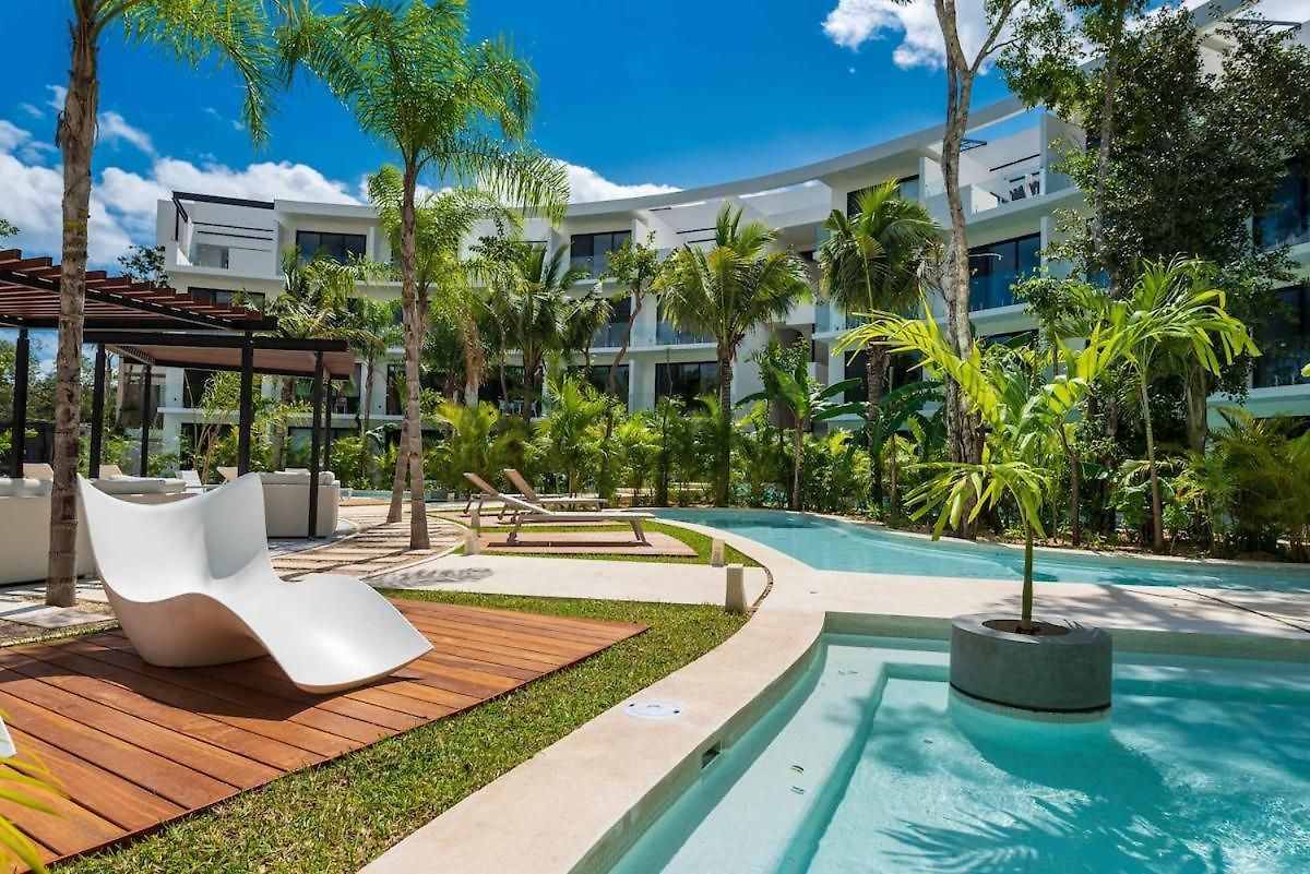 Spectacular In Complex, Pool, Gym Apartment *