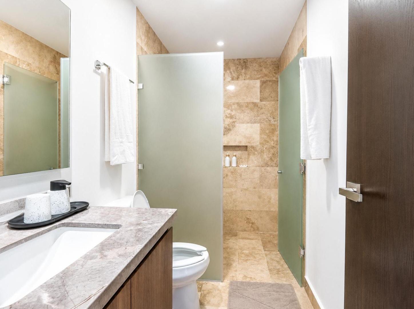 2-story Penthouse With Private Jacuzzi 5 Min Apartment *
