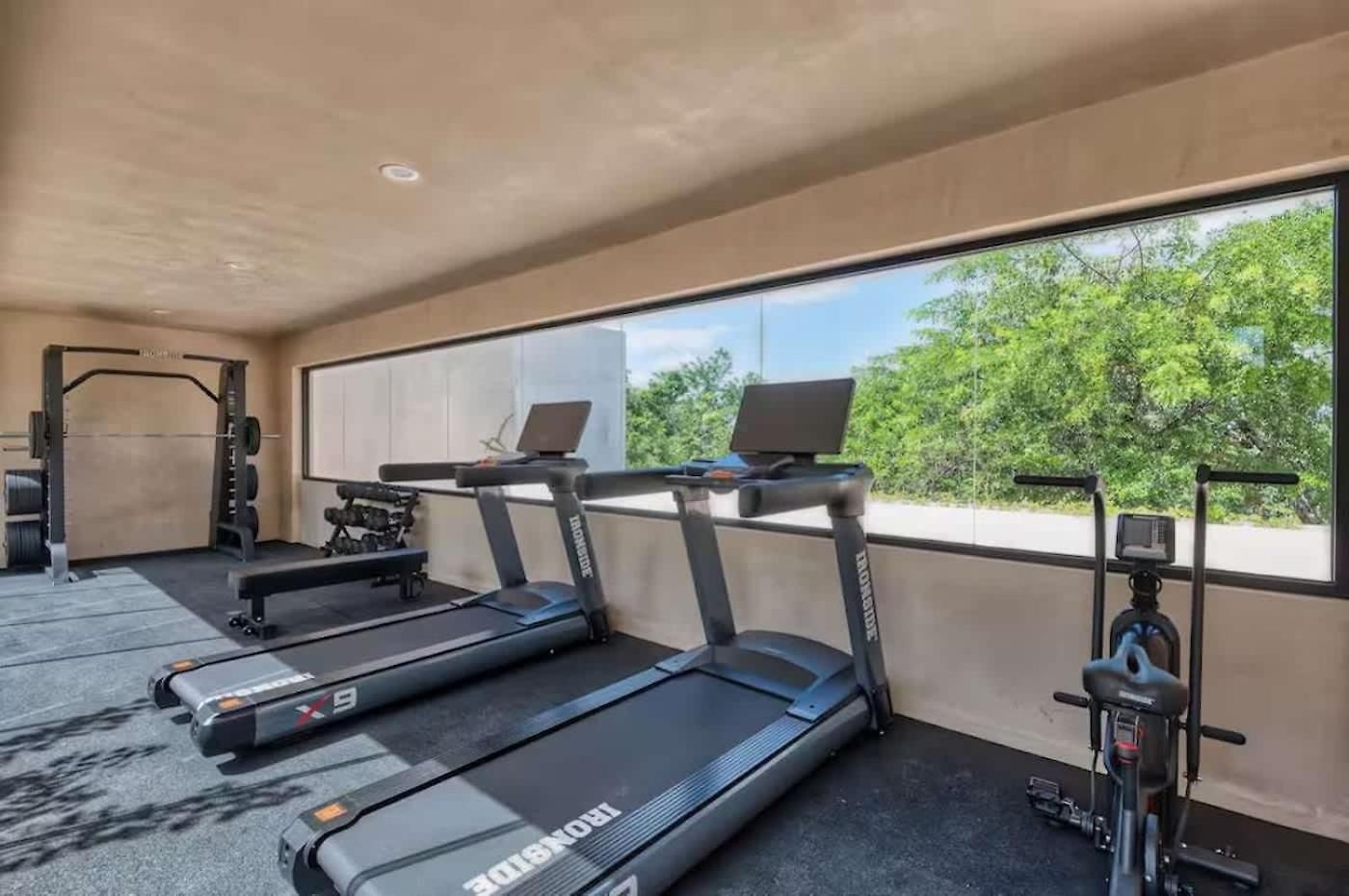 1st Flr Chic Jungle - Priv Pool Steam & Gym Apartment