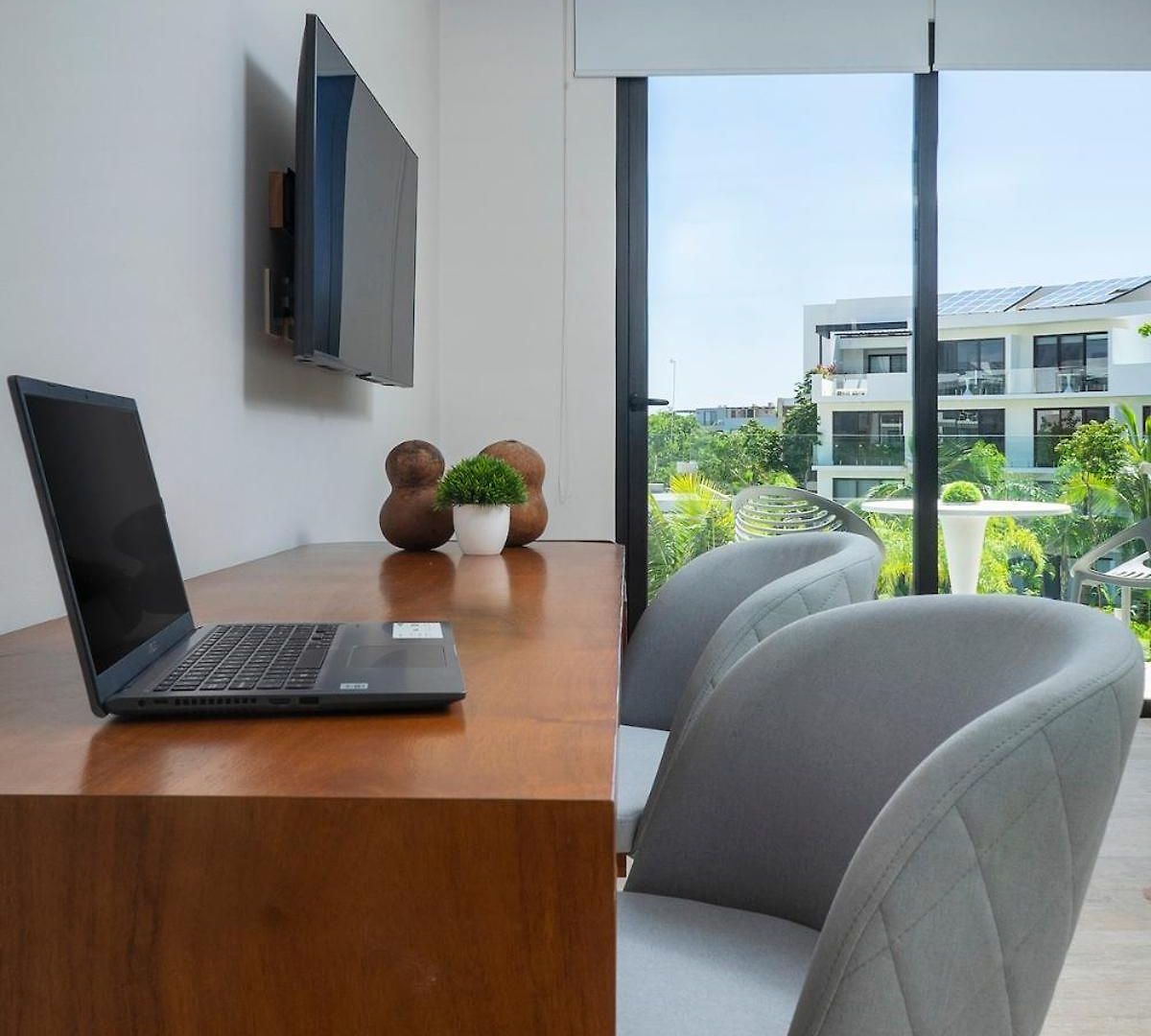 Spectacular In Complex, Pool, Gym Apartment