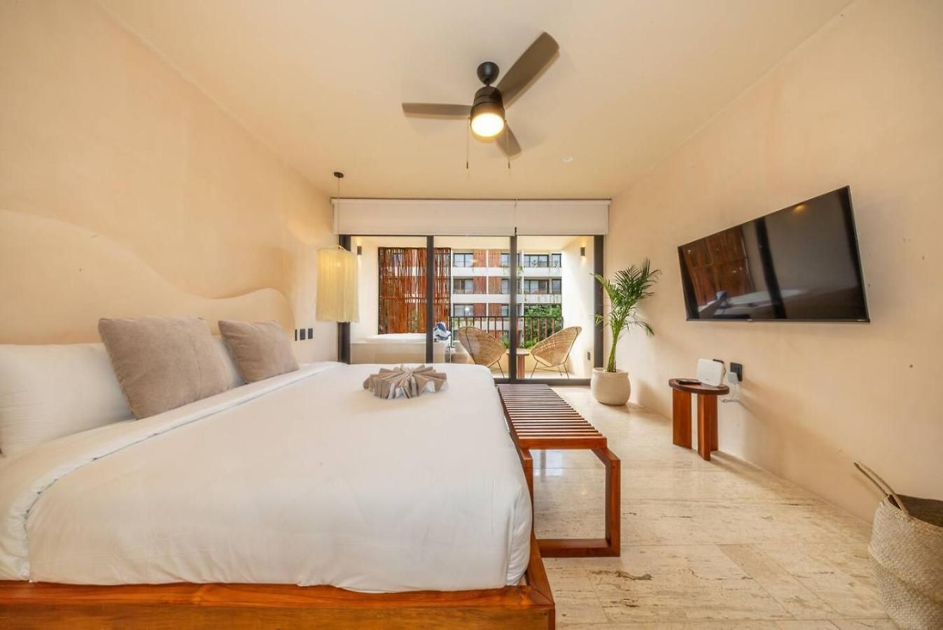 Apartment Peaceful Retreat With Hot Tub And King Bed