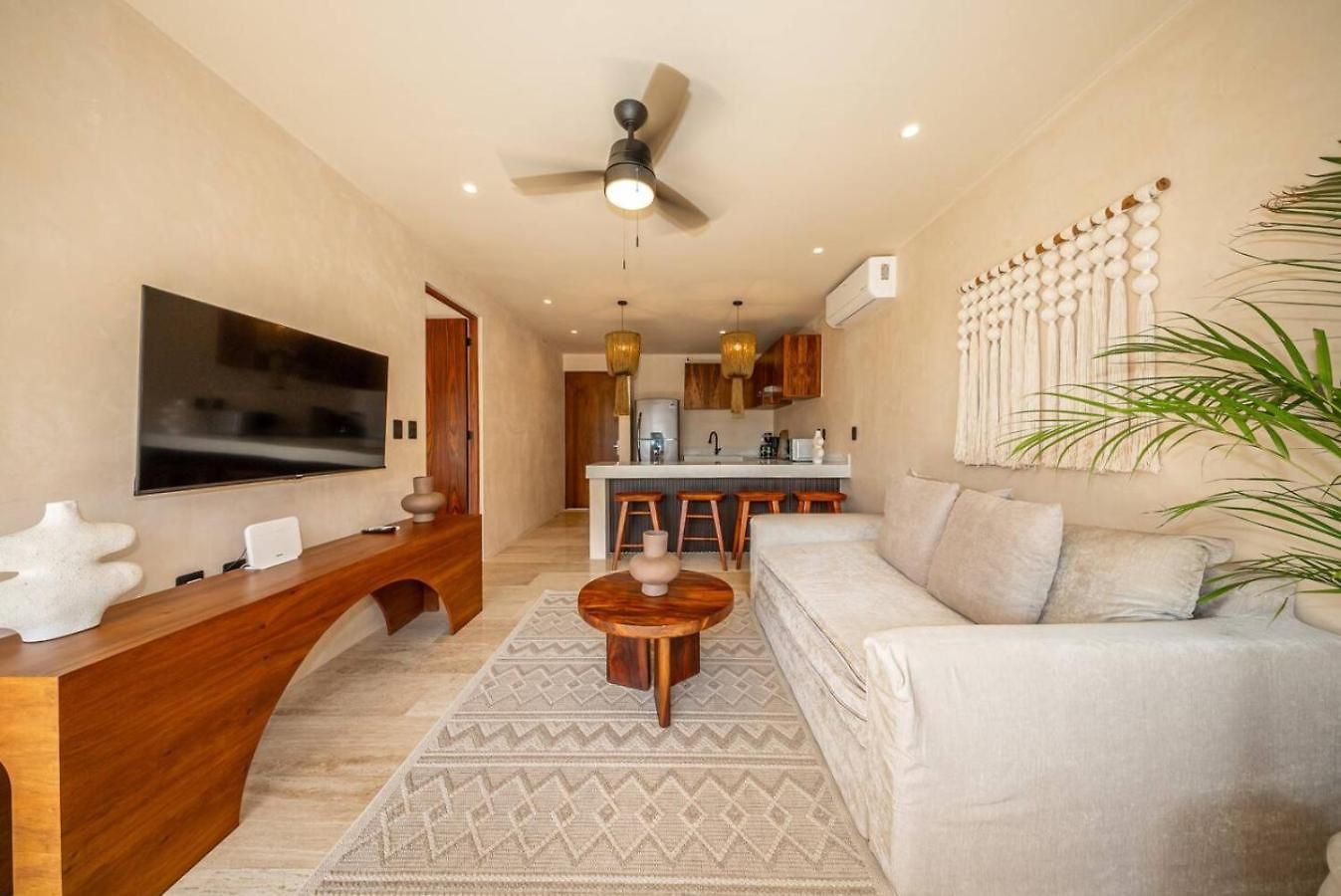 Modern 1br W Private Jacuzzi Pool Balcony Apartment