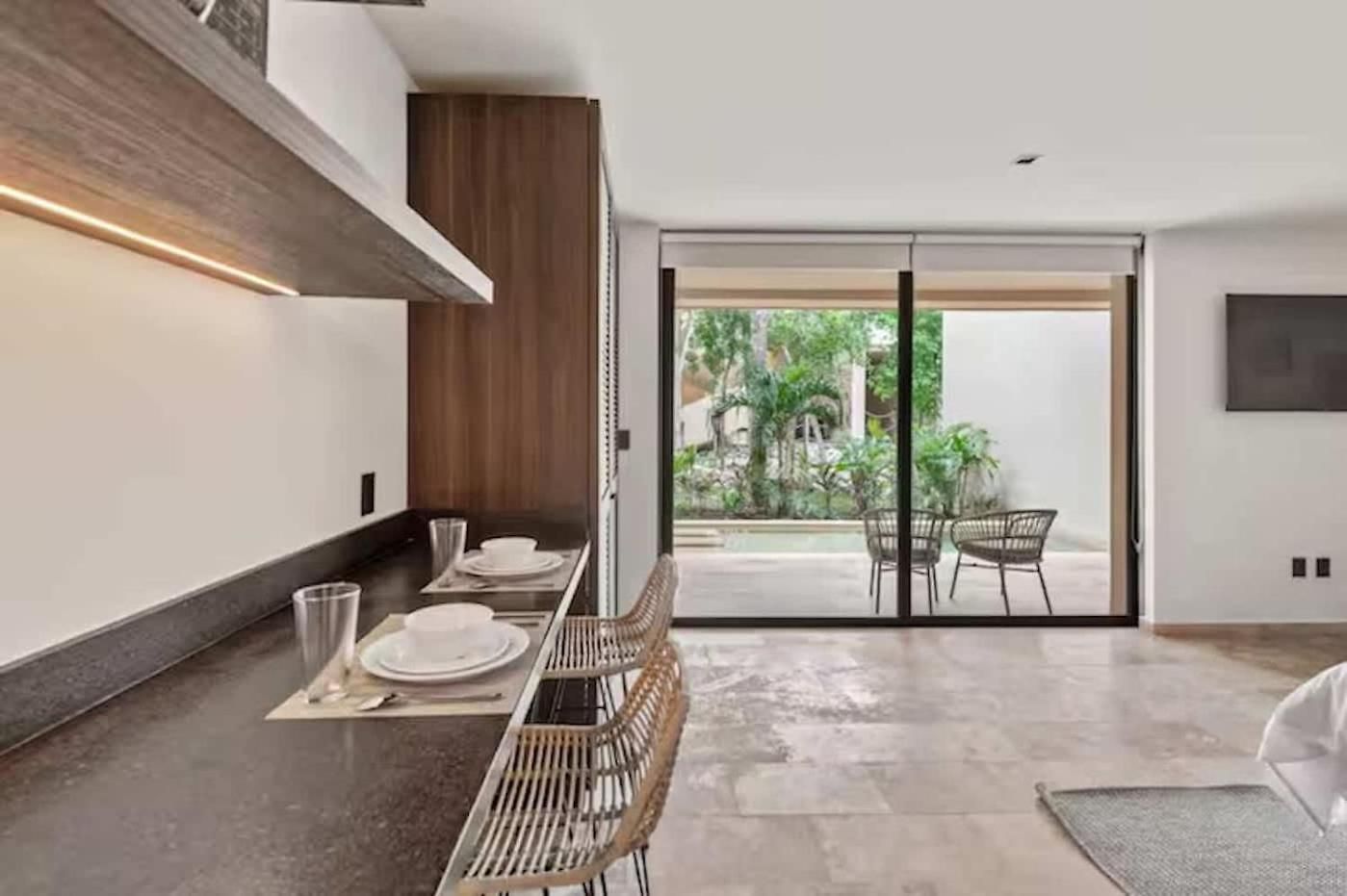 1st Flr Chic Jungle - Priv Pool Steam & Gym Apartment *