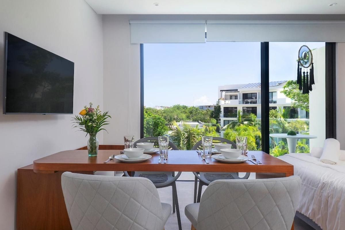 Spectacular In Complex, Pool, Gym Apartment