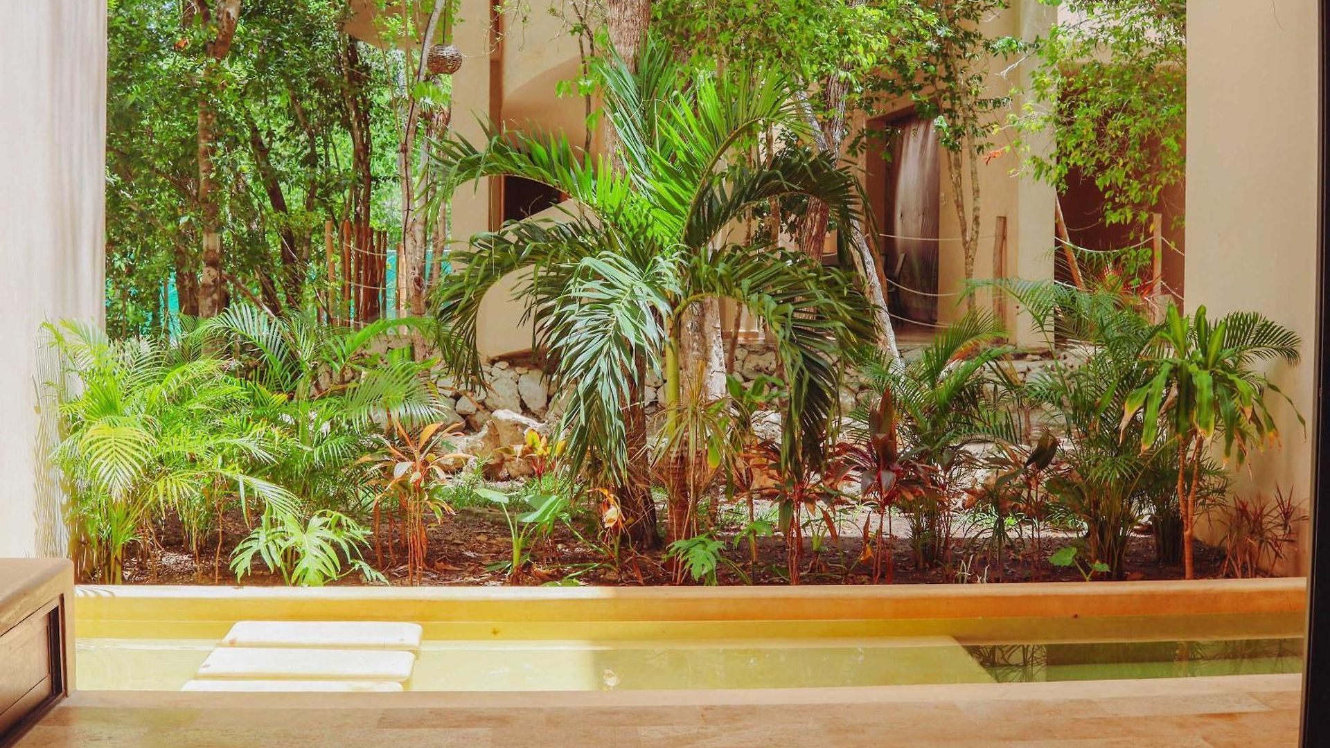 1st Flr Chic Jungle - Priv Pool Steam & Gym Apartment