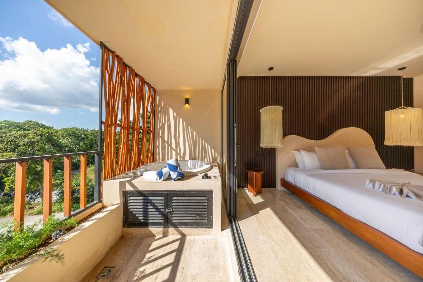 Modern 1br W Private Jacuzzi Pool Balcony Apartment