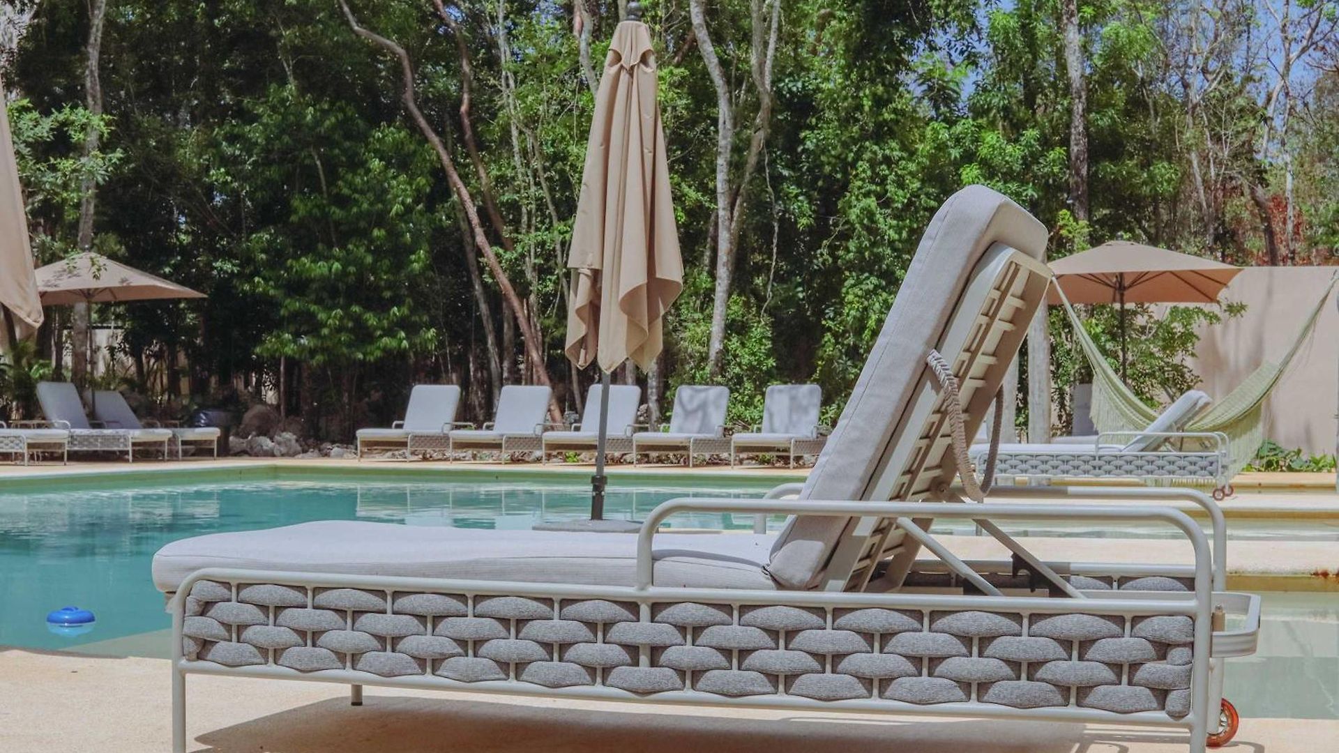 Chic Jungle 2br - Balcony Priv Pool Steam & Gym *